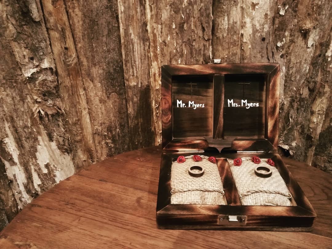 Ini adalah salah satu hasil karya Oemah Gondang Art yang bisa digunakan untuk referensi cincin tunangan atau cincin nikah unik buat penggemar aksesoris dari kayu